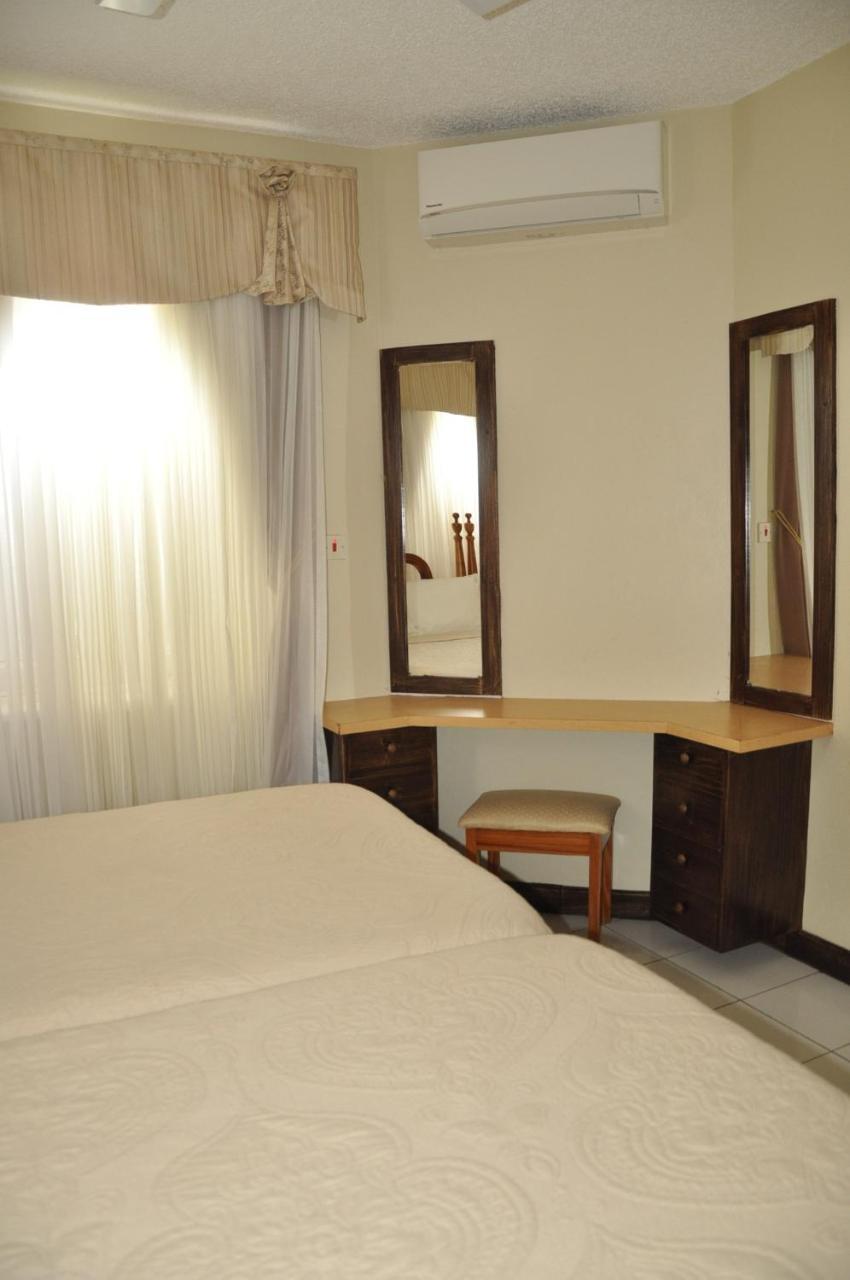 Beach Penthouse A25 Sandcastles Ocho Rios Exteriör bild